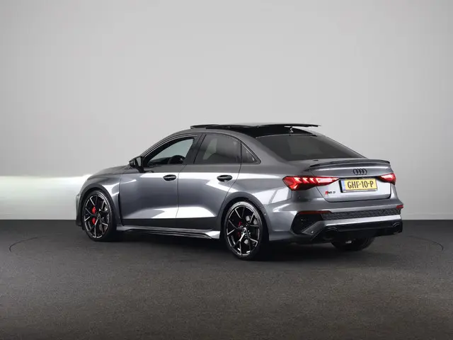 Audi RS 3 Limousine 2.5 TFSI quattro 400pk | Panoramadak | 3-spaaks sport afgevlakt stuurwiel | Adaptief onderstel | SONOS Premium 3D Audio