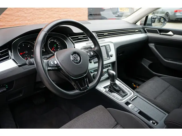Volkswagen Passat 1.6 TDI Comfortline AUT. + DEALER ONDERHOUDEN