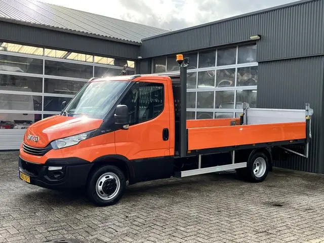 Iveco Daily 35C14 2.3 375 Laadklep 500kg Trekhaak 3500kg trekgewicht Airco 2-Persoons Open laadbak P...