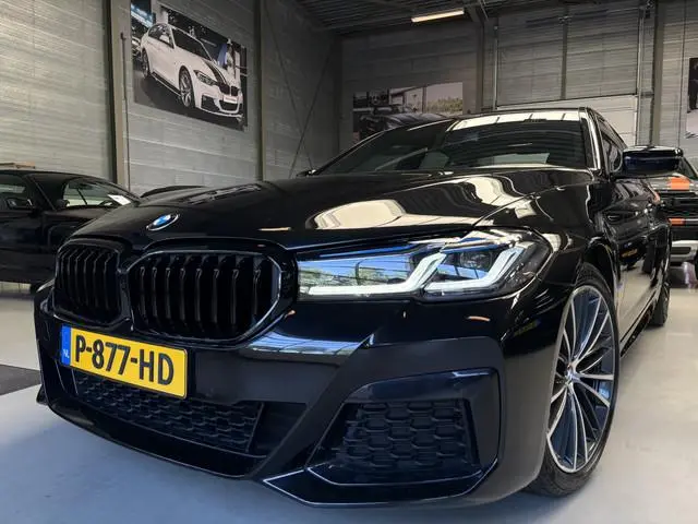 BMW 5-serie 520i Edition Plus M pakket, Schuifdak, 19inch Sfeerverlichting