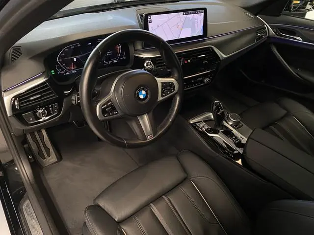 BMW 5-serie 520i Edition Plus M pakket, Schuifdak, 19inch Sfeerverlichting