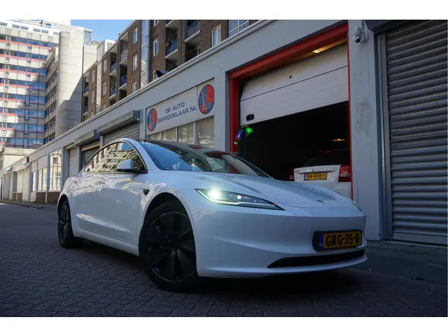 Tesla Model 3 RWD 60 kWh | Model 2025 | FSD via abonnement | Sfeerverlichting | Panoramadak | NL aut...