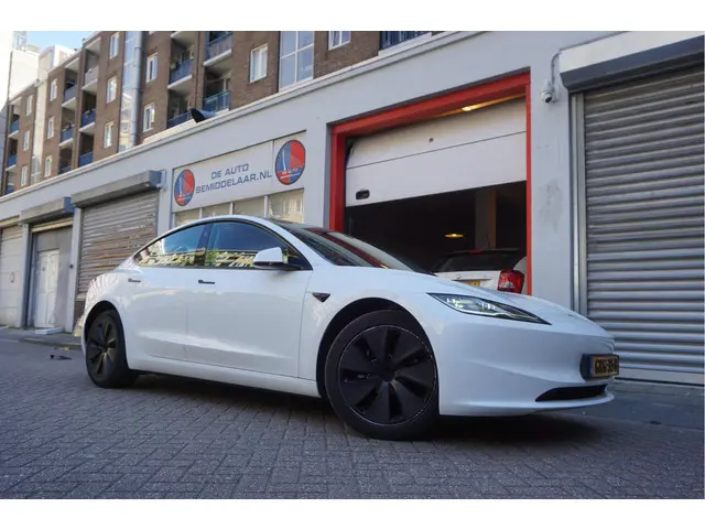 Tesla Model 3 RWD 60 kWh | Model 2025 | FSD via abonnement | Sfeerverlichting | Panoramadak | NL aut...