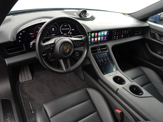 Porsche Taycan Performance 84 kWh- Bijrijdersdisplay, Panoramadak, Sport Chrono Pakket, Apple Carpla...