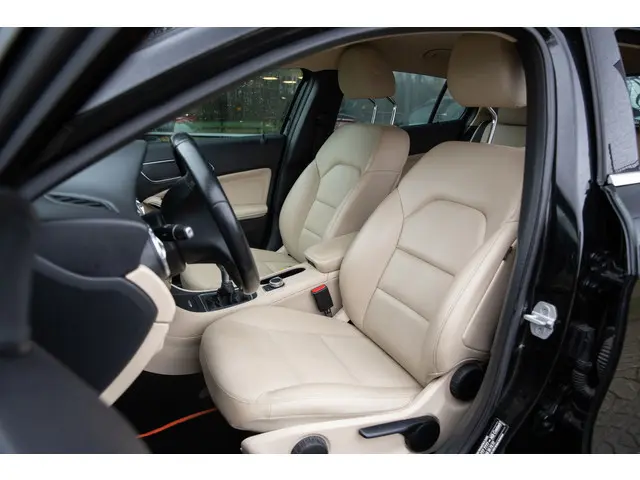Mercedes-Benz GLA-klasse 180 Ambition , Trekhaak, Leer,  Achteruitrijcamera