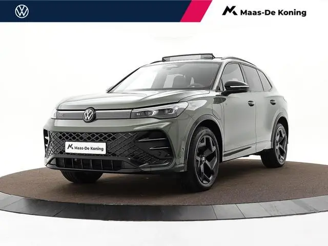 Volkswagen Tiguan 1.5 272pk DSG eHybrid R-Line Edition · Panoramadak · 360 Camera · Wegklapbare Trek...