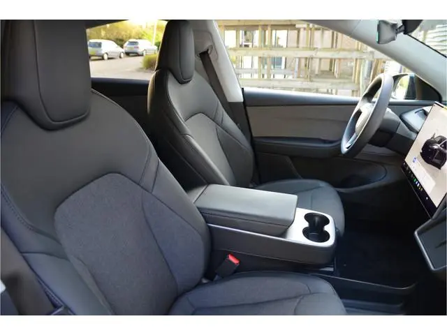 Tesla Model Y Standard RWD 58 kWh Juniper, Trekhaak (twv 1.350,-), Stealth Grey (twv 1.300,-)