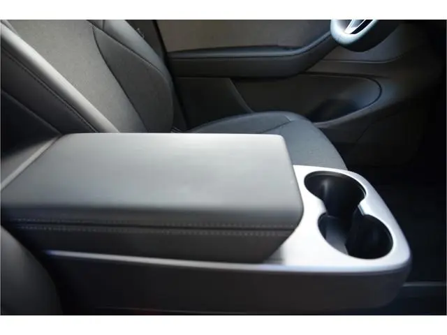 Tesla Model Y Standard RWD 58 kWh Juniper, Trekhaak (twv 1.350,-), Stealth Grey (twv 1.300,-)
