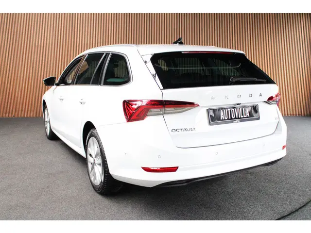 ŠKODA Octavia Combi 1.4 TSI iV PHEV HUD Leder Memory Camera ACC Stuurverwarming Ambient Keyless Virt...