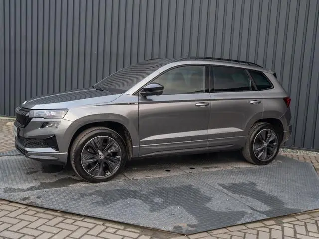 ŠKODA Karoq 1.5 TSI ACT Sportline Business | Elk. A-klep | Camera | Lane Assist | Stoel & Stuur verw...