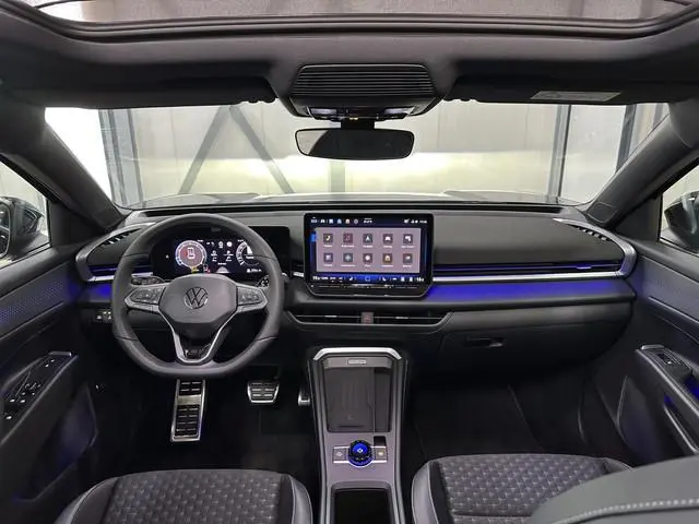 Volkswagen T-Roc 1.5 eTsi R-Line First Edition | Trekhaak | Pano | Black-style | Licht-pakket (IQ.Li...