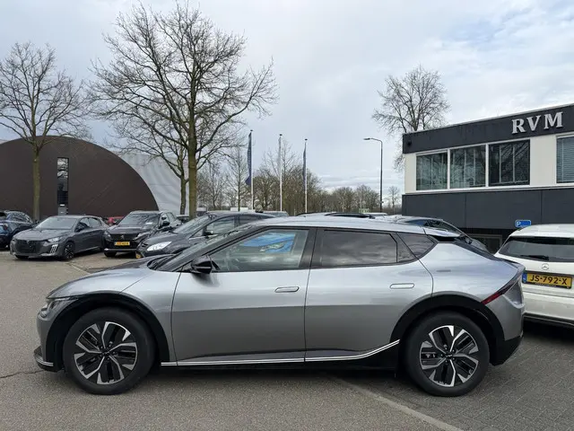 Kia EV6 Plus 77.4 kWh VAN € 34.900,- VOOR € 32.330,- Uw LENTEVOORDEEL € 2.570,-! | SOH 100% | 1E EIG...