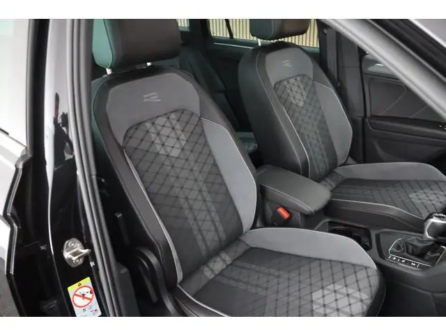 Volkswagen Tiguan 1.5 TSI 150pk DSG R-Line Business + Trekhaak Camera HUD Stoelverwarming Panoramada...