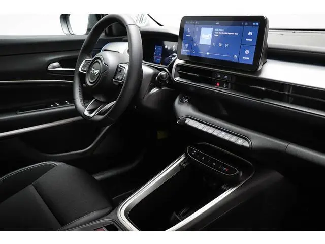 Jeep Avenger Altitude 54 kWh | SFEERVERLICHTING | DRAADLOZE LADER | DAB | APPLE | CAMERA