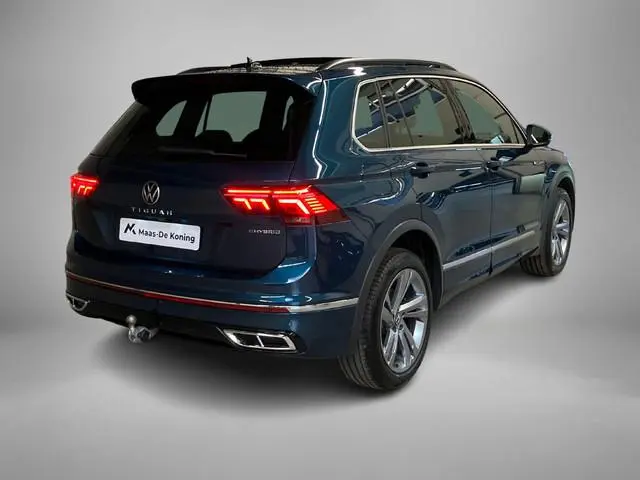 Volkswagen Tiguan 1.4TSIeHybrid 180kW/245PK R-Line DSG · Panoramadak · Trekhaak · 360°Camera + Parke...
