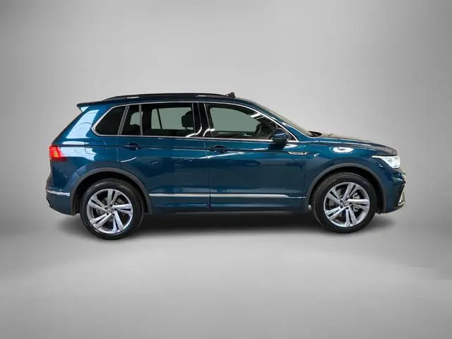 Volkswagen Tiguan 1.4TSIeHybrid 180kW/245PK R-Line DSG · Panoramadak · Trekhaak · 360°Camera + Parke...