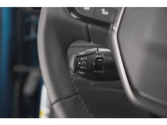 Peugeot e-2008 EV Allure Avantage 54 kWh | SOH 97,7% | 11 KW Lader | Apple Carplay | Parkeersensoren