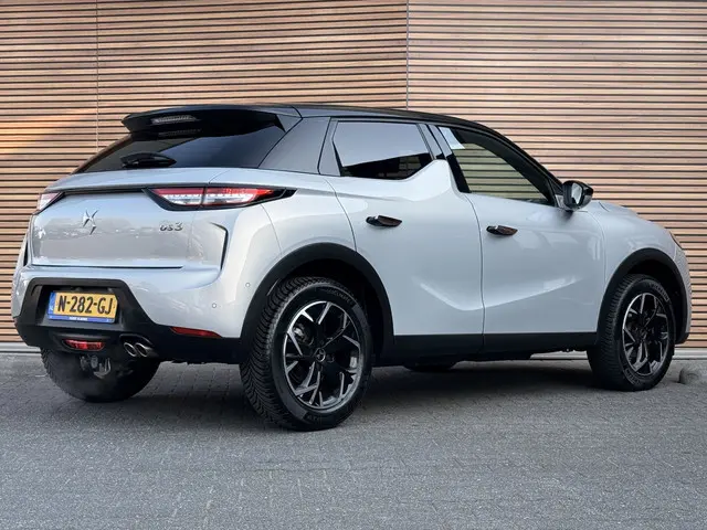 DS 3 Crossback 1.2 PureTech Rivoli Navi / Camera / Carplay / Lm Velgen / Trekhaak
