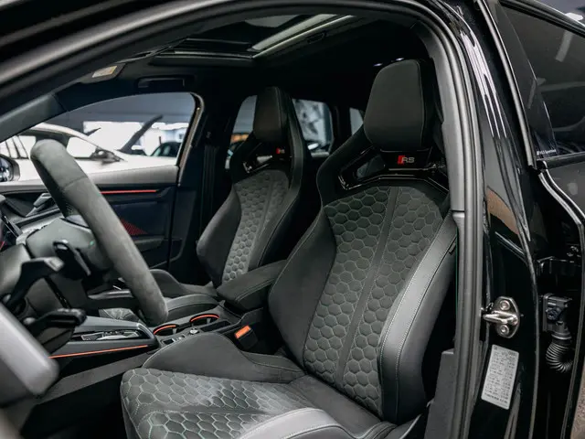 Audi RS3 Sportback 2.5 TFSI quattro | HULK edition | Carbon | Bucket Seats | Sonos | Stoelverwarming...