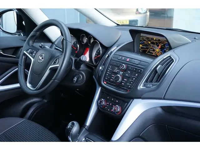 Opel Zafira Tourer 1.6 Blitz 200PK + CAMERA / TREKHAAK / NAVIGATIE