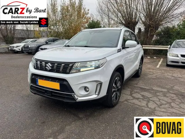 Suzuki Vitara 1.4 BOOSTERJET STYLE SMART HYBRID Open dak | Alcantara | Keyless | Dodehoeksensoren