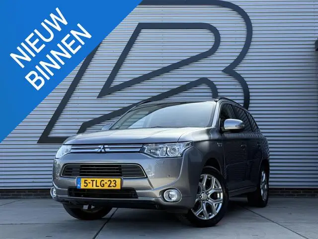 Mitsubishi Outlander 2.0 PHEV Instyle 2e Eigenaar|Navi|Clima|Cruise|Pano|Trekhaak|Camera|PDC V+A|Sto...