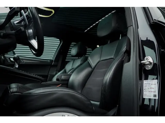 Porsche Macan 3.0 GTS / Pano / Luchtvering / Trekhaak / Sportstoelen / Carplay