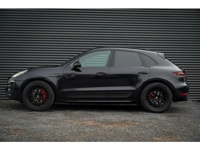 Porsche Macan 3.0 GTS / Pano / Luchtvering / Trekhaak / Sportstoelen / Carplay