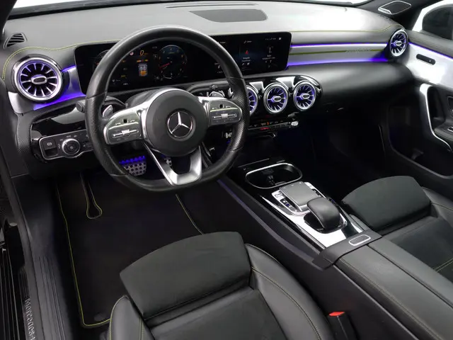 Mercedes-Benz A-klasse 250 AMG Yellow Art Aut- Panoramadak, Burmester Audio, Sfeerverlichting, Xenon...
