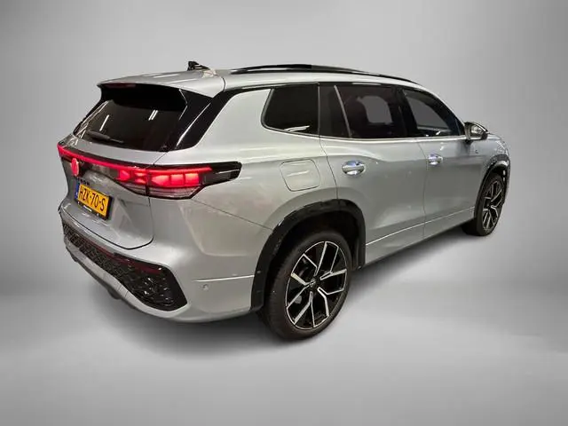 Volkswagen Tayron 1.5 204pk DSG eHybrid R-Line Edition · Panoramadak · 360 Camera · Inklap. Trekhaak...