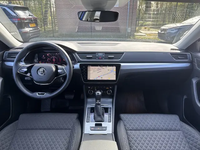 ŠKODA Superb Combi iV 218PK DSG HYBRID BUSINESS CAMERA/NAVI/STUURVERW. 