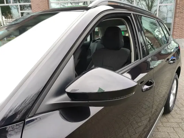 ŠKODA Kamiq 1.5 TSI  DSG ACT Business Edition Navigatie - Stoelverwarming - Digitaal dashboard - Pre...