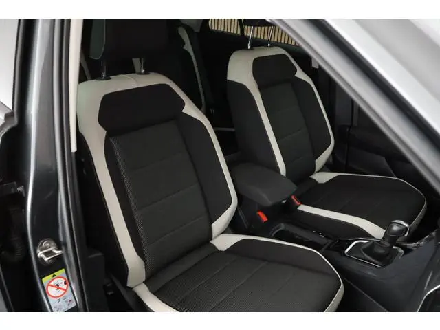 Volkswagen T-Roc 1.5 TSI 150pk DSG Style Trekhaak Virtual cockpit Adaptive cruise Stoelverwaming PDC