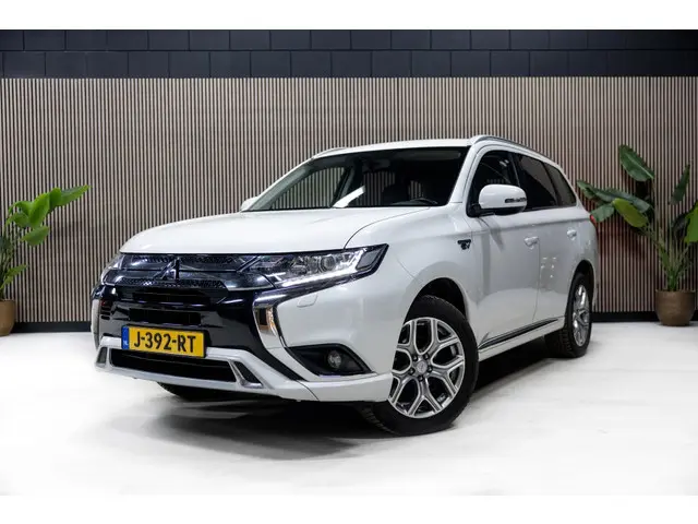 Mitsubishi Outlander 2.4 PHEV Pure | Half Leer | Camera | Navi |