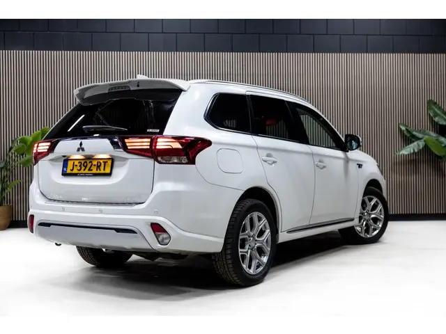 Mitsubishi Outlander 2.4 PHEV Pure | Half Leer | Camera | Navi |