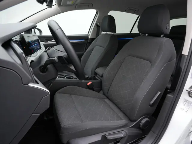 Volkswagen Golf 1.5 eTSI 150 pk DSG Life | Trekhaak | Stoelverwarming | Adaptive Cruise | Navigatie