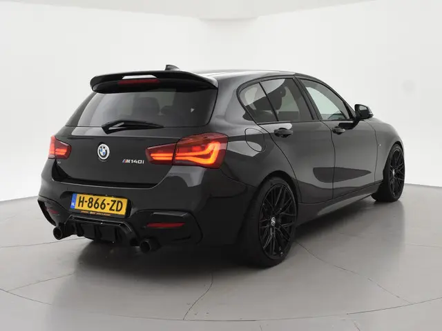 BMW 1-serie M140i 340 PK M-SPORT AUT8 + HARMAN/KARDON | 19 INCH | SPORTUITLAAT | CAMERA | STOELVERWA...