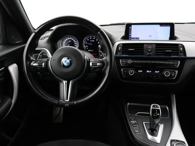 BMW 1-serie M140i 340 PK M-SPORT AUT8 + HARMAN/KARDON | 19 INCH | SPORTUITLAAT | CAMERA | STOELVERWA...