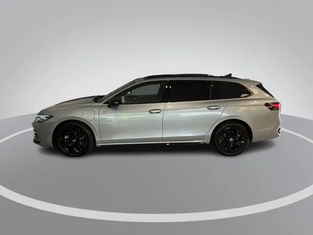 Volkswagen Passat Variant 1.5eHybrid 200kW/272PK R-Line Black Style DSG · Panoramadak · Trekhaak · L...