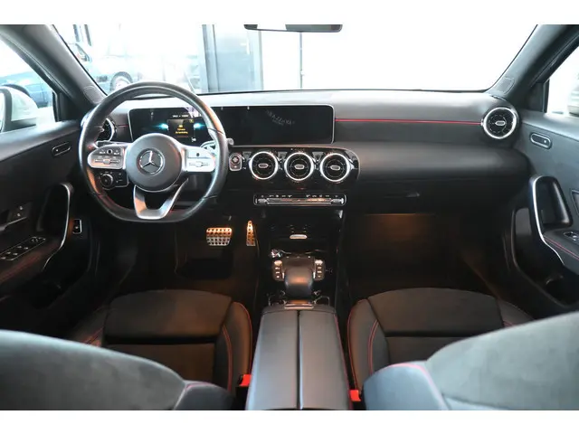Mercedes-Benz A-klasse 180 Business Solution AMG Automaat Navigatie Widescreen Stoelverwarming Inrui...