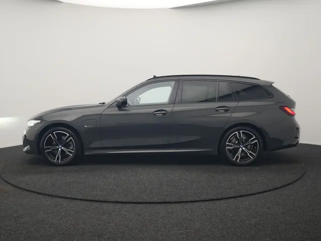 BMW 3-serie Touring 330e M Sport PHEV 293pk Dealer O.H. | Dravitgrau | Trekhaak Af Fabriek | Panodak...