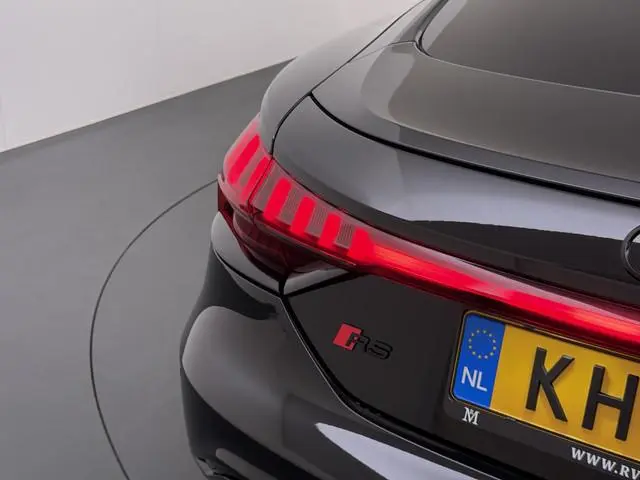 Audi e-tron GT RS 93 kWh VAN: 69.900,- VOOR: 64.877,- UW WKVOORDEEL: 5.023,- | SOH: 93% | CARBON PAK...
