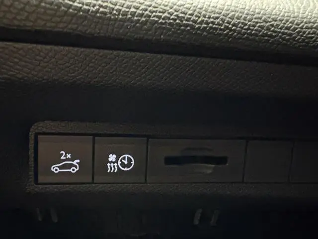 Peugeot e-308
