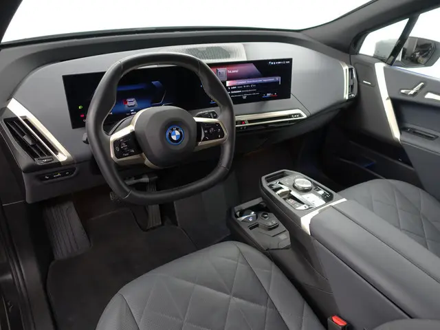 BMW iX xDrive40 M Gold Edition 77 kWh- SOH 99%, Harman Kardon, Stoelmassage, Stuur/Stoelverwarming,...