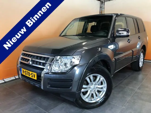 Mitsubishi Pajero 3.2 DI-D B-stijl euro6 3500kg | carplay | trekhaak | camera