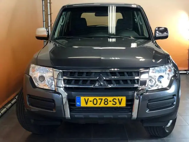 Mitsubishi Pajero 3.2 DI-D B-stijl euro6 3500kg | carplay | trekhaak | camera