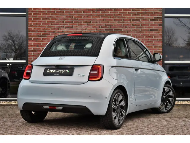 Fiat 500 C La Prima 42 kWh Celestial Blue incl-Winterset ACC Stoelverw Camera Carplay
