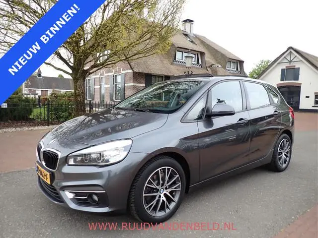 BMW 2-serie Active Tourer 220i M Sport / PANODAK / TREKHAAK / SPORTSTOELEN / NAVI / CRUISE