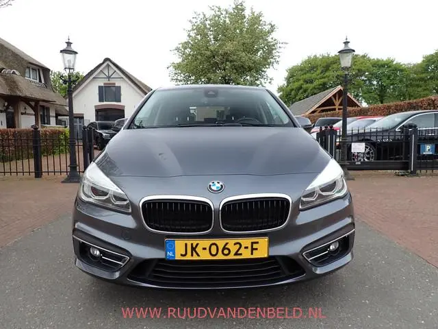 BMW 2-serie Active Tourer 220i M Sport / PANODAK / TREKHAAK / SPORTSTOELEN / NAVI / CRUISE