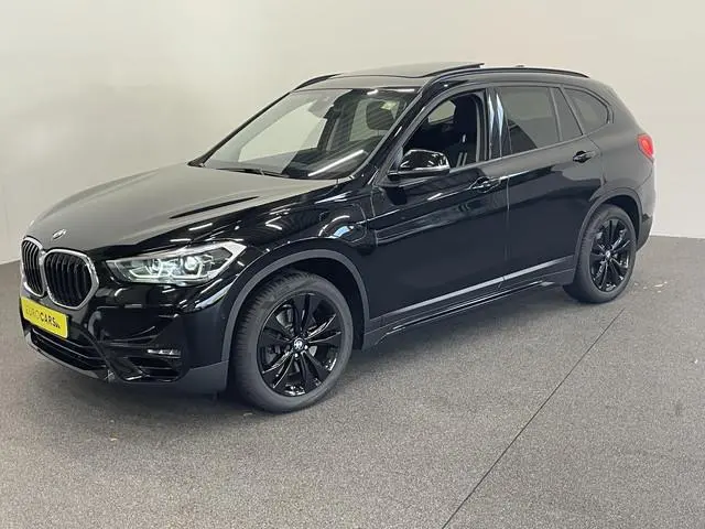 BMW X1 xDrive25e SportLine Aut PHEV Pano dak HiFi system Verwarmbare stoelen Sport stoelen navi Carp...